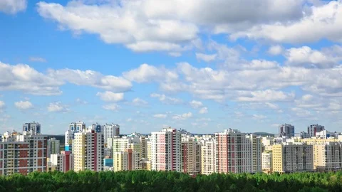 Clouds sailing above a city 库存影片 76365415