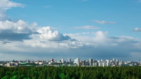 Clouds sailing above a city 库存影片 76366828