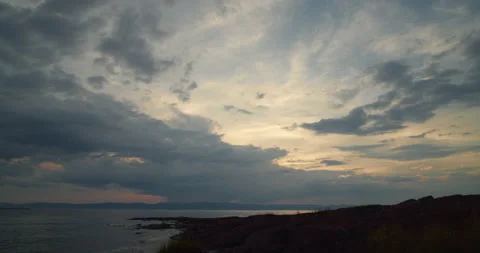 Clouds seen in distance during sunset Vidéo 139407637