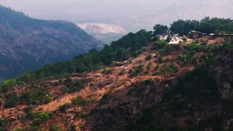 Clouds shadow passing on Hills with trees, haze and parking area at nandi Vidéo 336749964