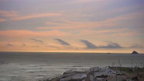 Clouds in the shape of a large ship with chimneys on the beach at sunset with Vidéo 192969878
