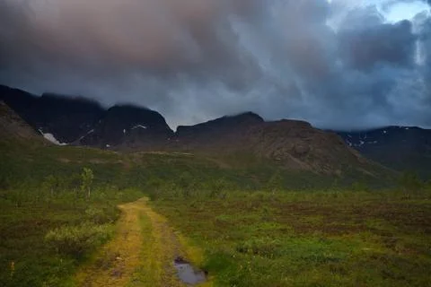 Clouds in the sky above the mountains lit by the sun at sunset. Foto stock