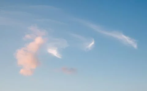 The clouds in the sky are lit up by the rays of the setting sun Foto stock