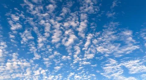 Clouds in sky background blue pattern. Soft white clouds on texture. Bright d Stockfoto's