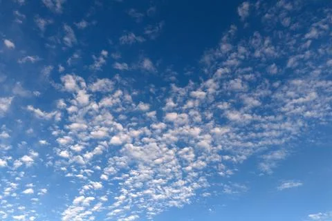Clouds in sky background pattern. Soft white clouds on texture. Bright daylight Foto stock