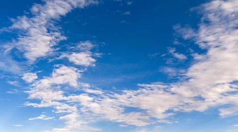 Clouds in sky background pattern. Soft white clouds on texture. Bright daylight Foto stock