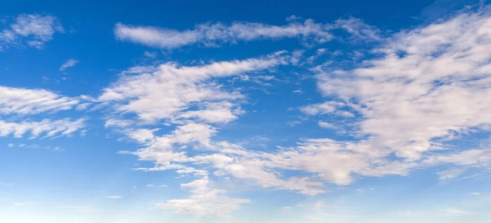 Clouds on sky background texture. Bright clouds soft white pattern. Foto stock