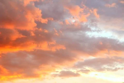 Clouds in the sky illuminated by the setting sun. Foto stock