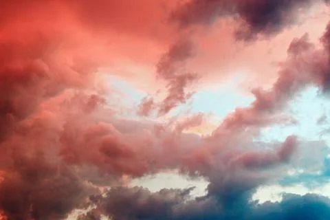 Clouds in the sky illuminated by the setting sun. Stock-Fotos