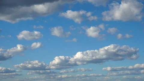 Clouds &amp; Sky, loop-able cloudscape. Morning sky with white spindrift clouds of Stock-Footage 96287986