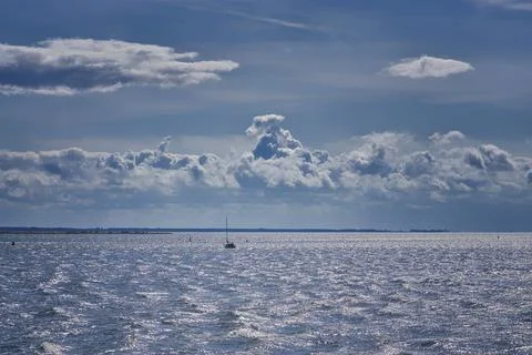 Clouds in the sky over the Baltic Sea with sailboat. Foto stock