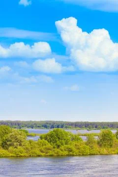 Clouds in the sky over the river spilled Foto stock