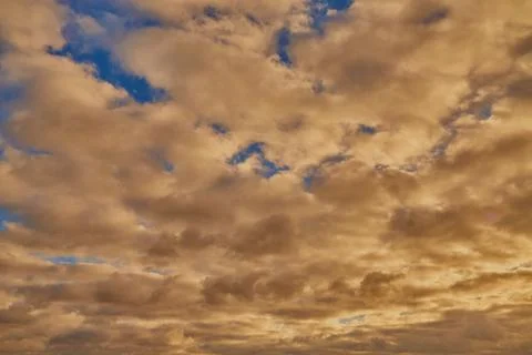 Clouds in the sky in the warm evening sunlight Foto stock