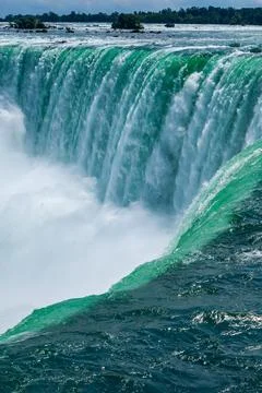 Clouds of splashes and falling water from Niagara Falls, Niagara State Park Stockfoto's
