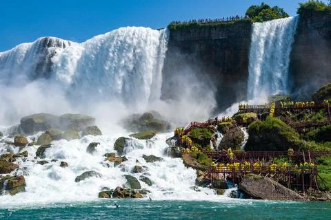 Clouds of splashes and falling water from Niagara Falls, Niagara State Park Stockfoto's