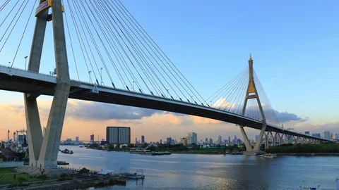 Clouds spread across the sky before sunset at Bhumibol Bridge under twilight Vidéo 70261569