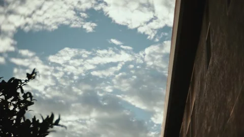 Clouds streak rapidly across the sky in a stunning timelapse Vídeos de archivo 345167548