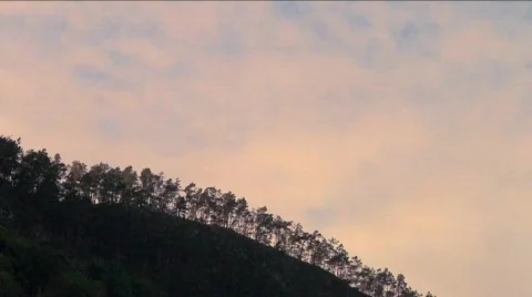 Clouds streaming over hillside at dawn near Haiti 库存影片 647190