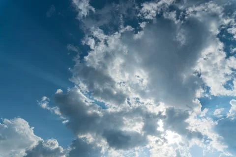 Clouds with sun rays on the blue sky Foto stock