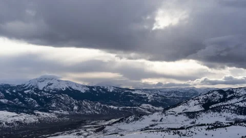 Clouds at sunset clinging to mountain peak Montana landscape 스톡 동영상 167049745