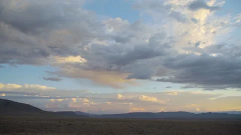 Clouds at sunset in desert landscape Stock-Footage 332480879