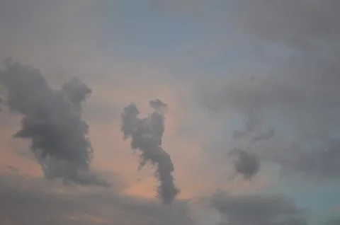 Clouds at sunset before thunder and rain 库存照片