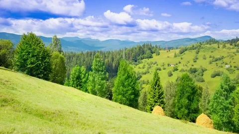 Clouds sweep over the Ukrainian Carpathian mountainsk, time lapse Vídeo Stock 80950652
