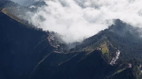 Clouds swirl through steep mountain ridges 库存影片 346912523