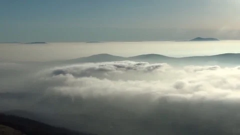 Clouds through the mountain Vídeo Stock 70914971
