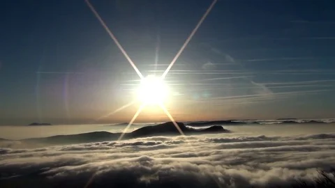 Clouds through the mountain Vídeo Stock 71145043