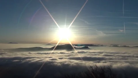 Clouds through the mountain Vídeo Stock 71199797