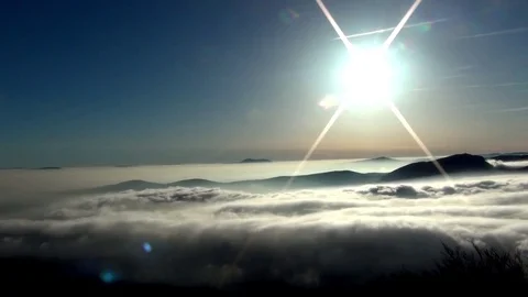 Clouds through the mountain Vídeo Stock 71206622