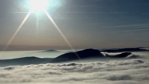 Clouds through the mountain Vídeo Stock 71219275