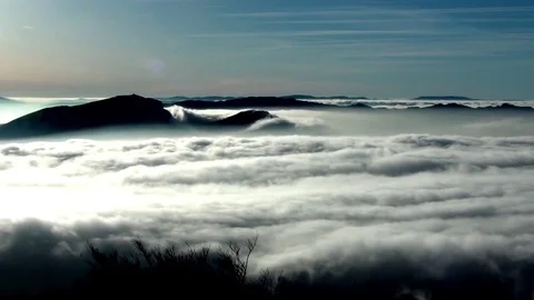 Clouds through the mountain Vídeo Stock 71239676