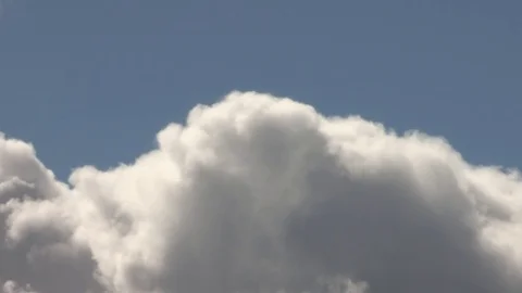 Clouds time-lapse against blue sky Video stock 84550432