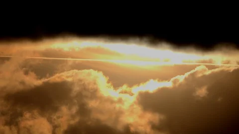 Clouds time lapse and sun golden light UK 4K Vidéo 102628051