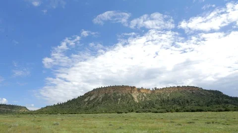 Clouds time lapse over mountain desert Vídeo Stock 102264713