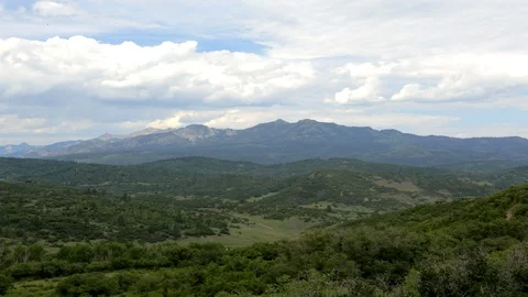 Clouds time lapse over mountains and valley beautiful vista Vídeo Stock 102264563