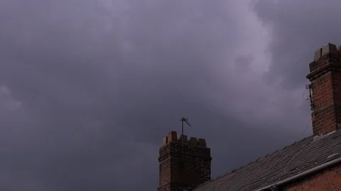 Clouds time lapse as storm approaches above roof tops 4K Vídeos de archivo 129649139