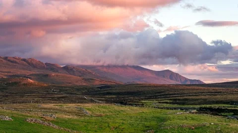 Clouds in Time Lapse of Sunset over Mointains and Meadows, Highland, Scotland 스톡 동영상 197281233