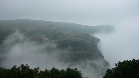 Clouds touching a cliff in Meghalaya 库存影片 273030359