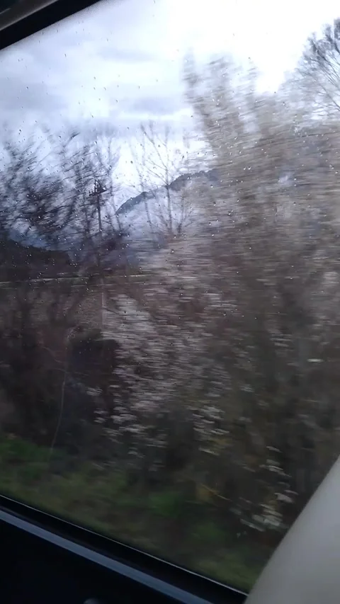 Clouds, very low, against the backdrop of mountains Video stock 305160722