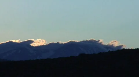 Clouds wisping over mtn tops Video stock 332465