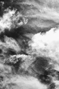 Cloudscape background of moody black and white dramatic monochrome cumulus cl Stockfoto's