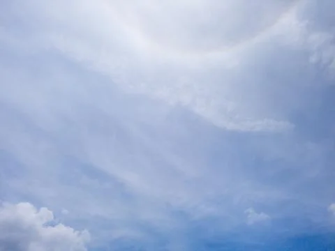 Cloudscape of Blue sky and clouds in shining sun with lens flare. Foto stock