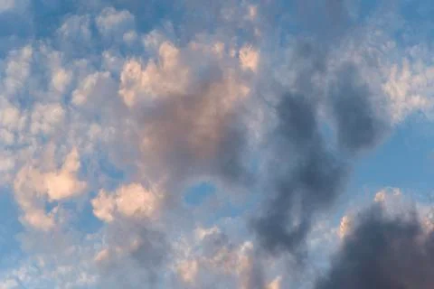 Cloudscape: cloudy sunset sky. Grey and white clouds over a bright blue sky Foto stock