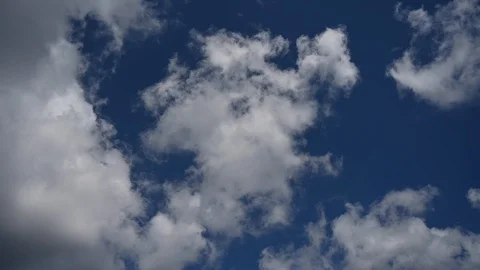 Cloudscape, fluffy clouds running fast on blue deep sky, weather background Vídeos de archivo 105871922