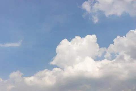 Cloudscape fluffy dramatic white cloud on blue sky with copy space Foto stock