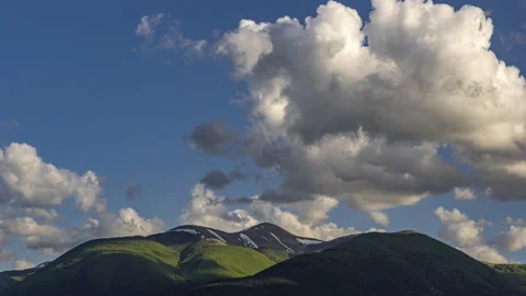 Cloudscape of a mountain landscape in timelapse. Stock Footage 154675640