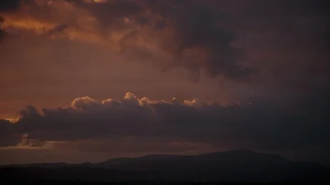 Cloudscape over mountains at sunset Vidéo 94884497